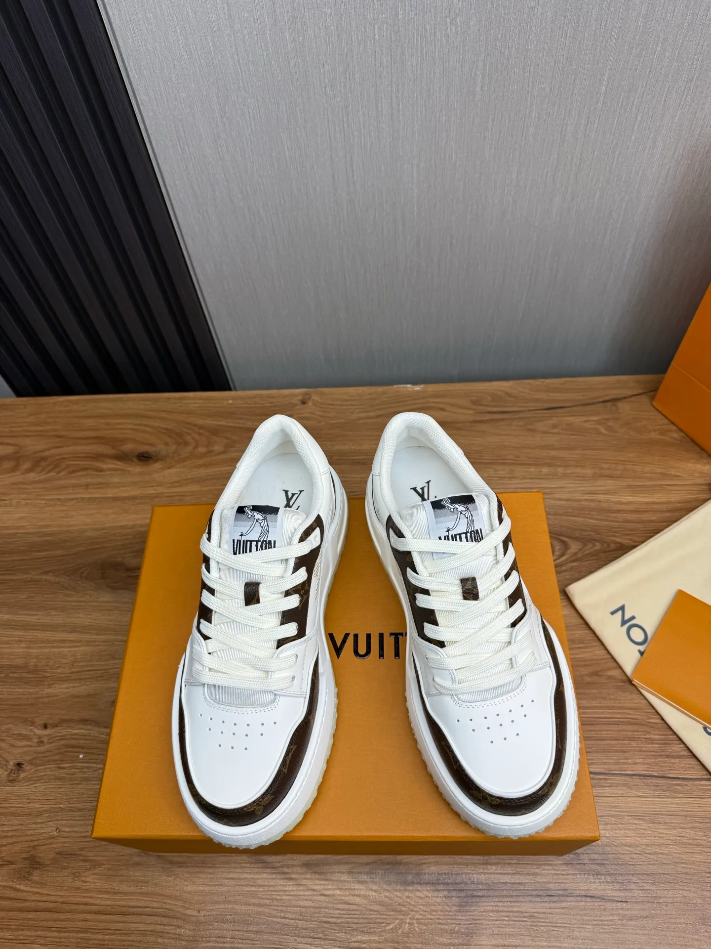 Men's shoes 💰860💰 LV. High version counters are on sale at the same time ⬆️ Men's new sneakers 🔥 The uppers are imported cowhide; "High-end, high-end, classy, ​​noble" workmanship is exquisite (original cowhide is used inside), soles: Original outsole specially provided by the original factory, taken in real life 🎬. Yardage: 38-44. (38.45 can be customized)